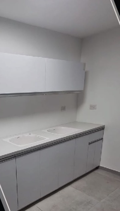 מטבח קומפלט לבן בקו ישר עם כיור כפול